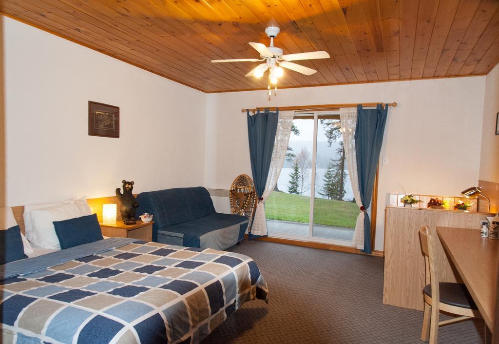 Motel Ours Bleu Lac-Saguay Rum bild