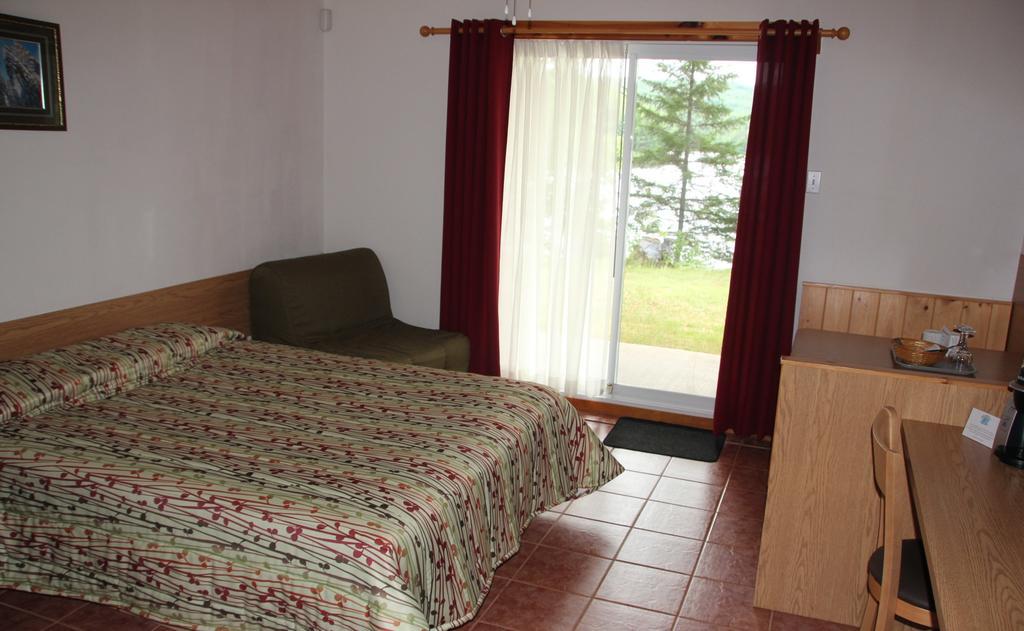 Motel Ours Bleu Lac-Saguay Rum bild