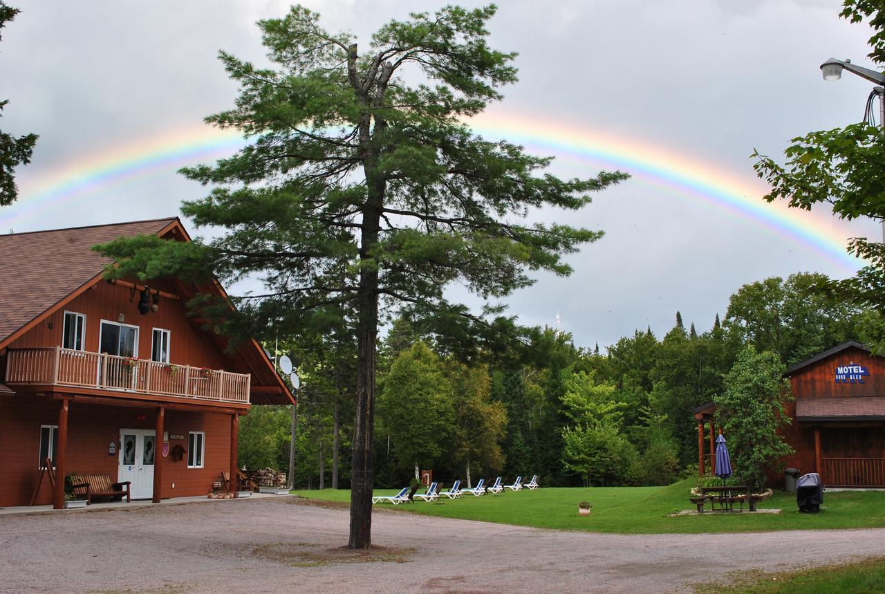 Motel Ours Bleu Lac-Saguay Exteriör bild