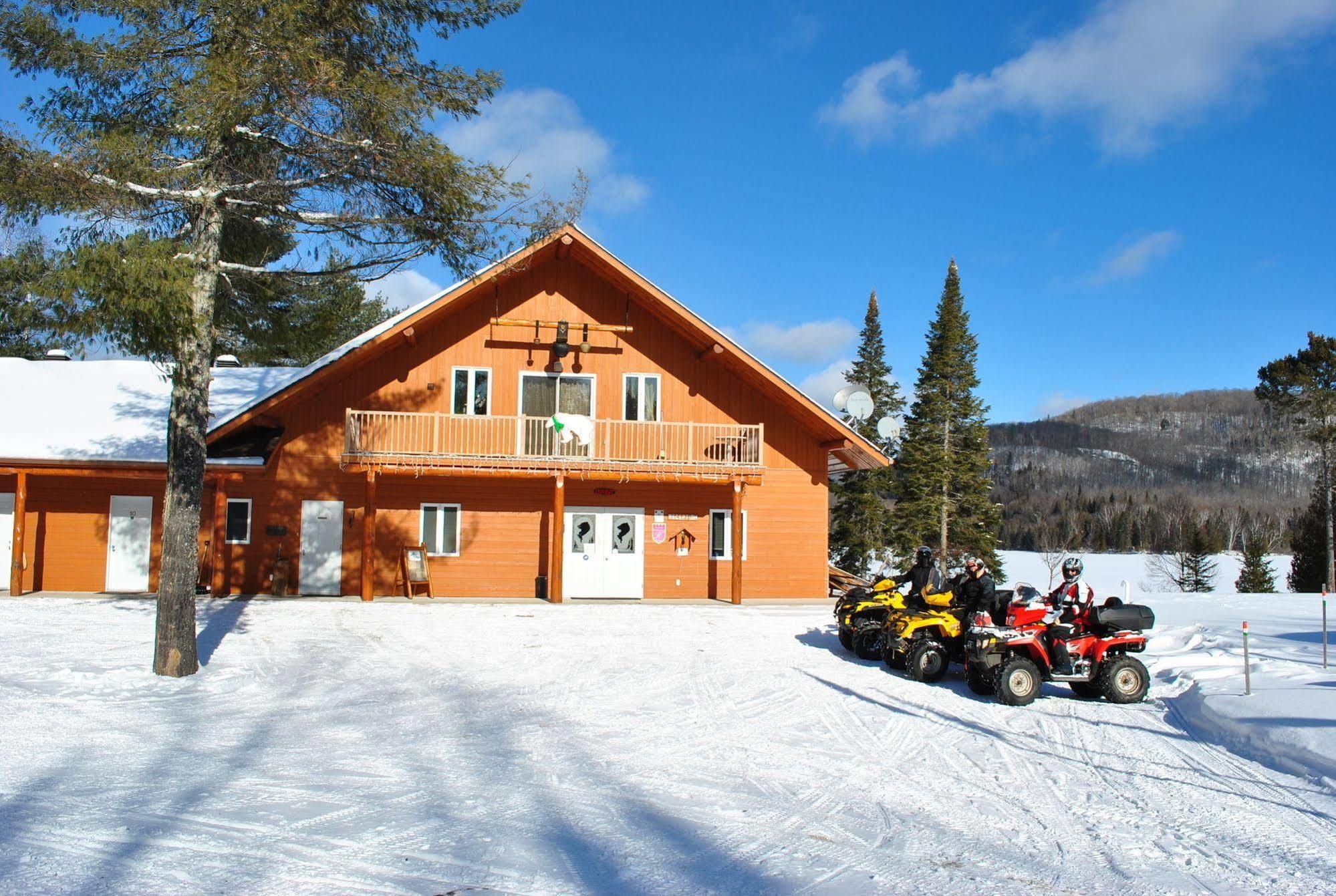 Motel Ours Bleu Lac-Saguay Exteriör bild