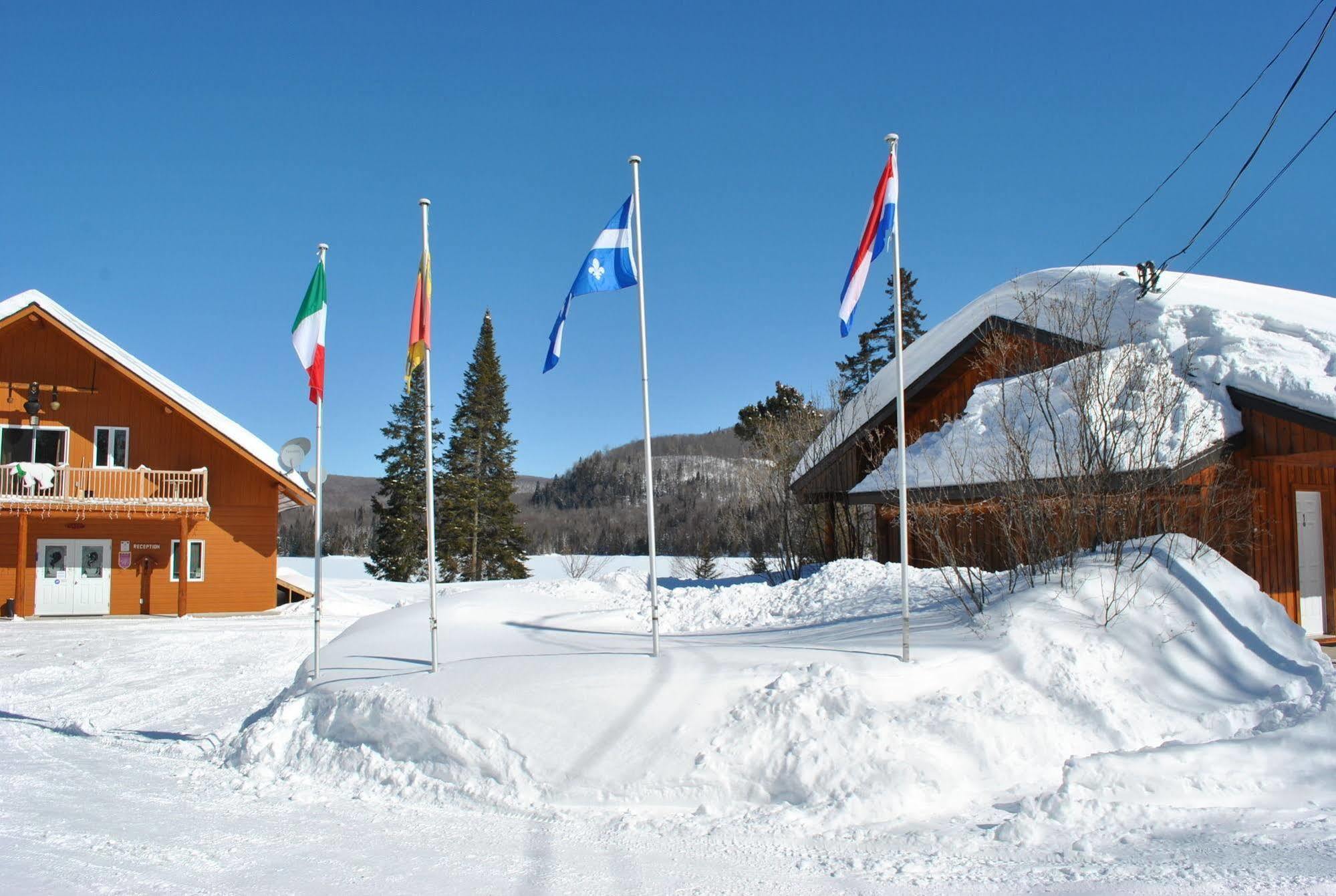 Motel Ours Bleu Lac-Saguay Exteriör bild