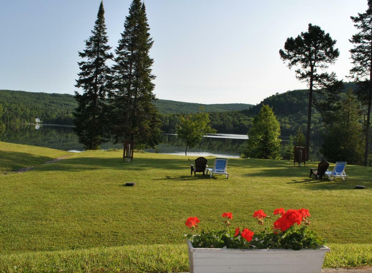 Motel Ours Bleu Lac-Saguay Exteriör bild