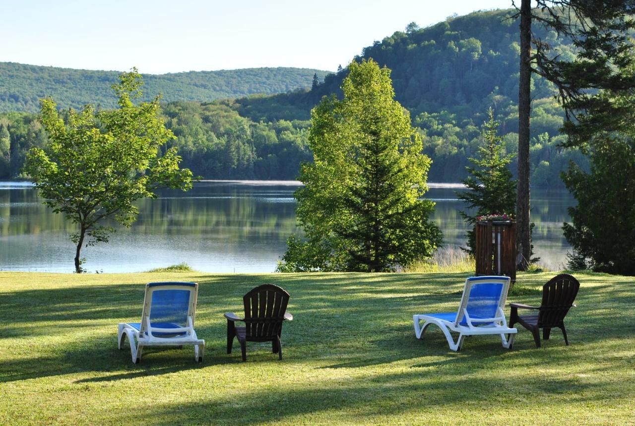 Motel Ours Bleu Lac-Saguay Exteriör bild